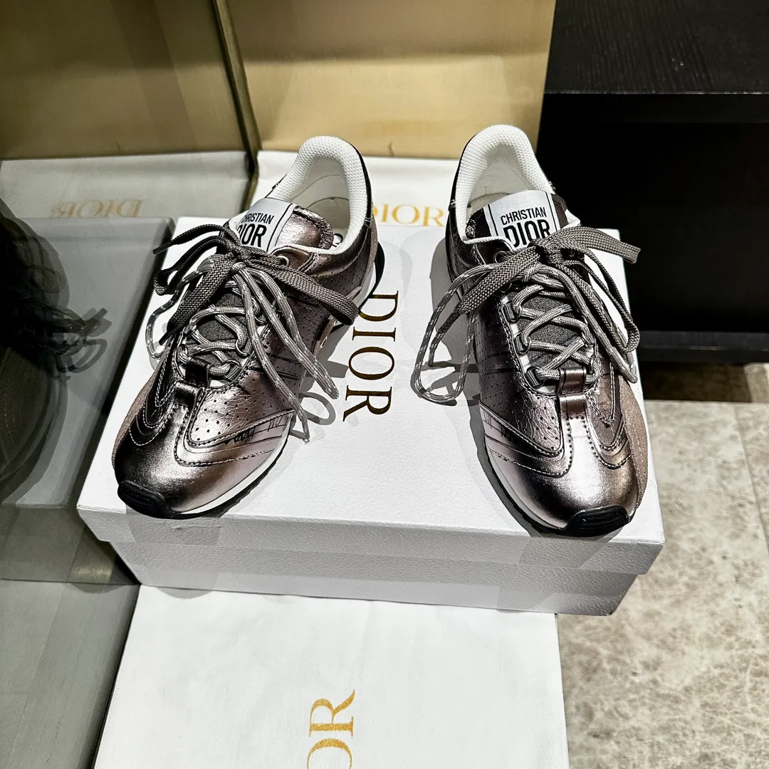👟👟Ex-factory price 560👟👟, 2025, new series, this Dior, C'est sneaker shows eye-catching and fashionable style. Carefully crafted, the 3D printed design of the upper is super fashionable, and the details also add a touch of elegance. The lightweight two-tone sole offers exceptional comfort and sporty style. Can add a stylish touch to any casual look. The tongue and sole are decorated with the Christian Paris logo, and the cowhide design is styled. Women's size 35-40